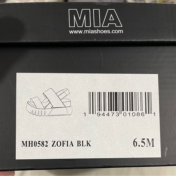 **FLASH  SALE** 
MIA Black Platform Sandals  NIB - Picture 2 of 4